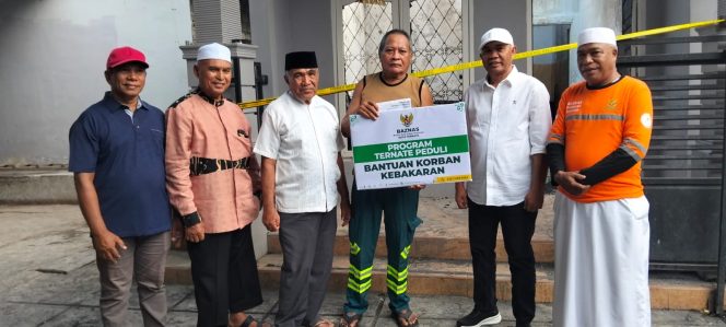 
 Wawali Ternate Antar Bantuan untuk Rumah Sundari Sofyan yang Terbakar
