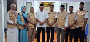Nasri Abubakar Berangkatkan 5 Warga Umroh, Termasuk Mualaf dan Cleaning Service