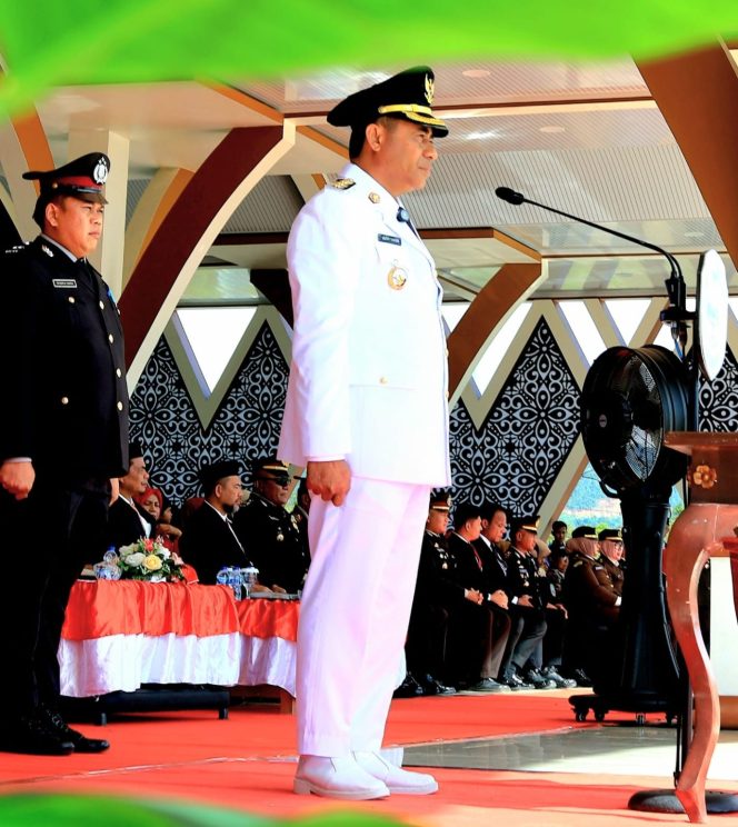 
 Di HUT RI ke-80, Pemkab Haltim Bagikan Kendaraan Tani dan Santunan BPJS