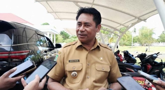 
 Bupati Haltim Tinjau Pemasangan Lampu Sorot, Ingatkan Dinas Tak Bekerja Asal-asalan