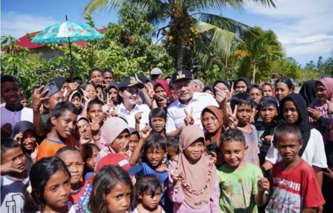 
 Gubernur Malut Janji Beasiswa dan Dukung Ekonomi Pesisir di Halsel