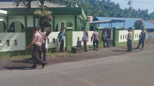 Polsek Ibu Gelar Bakti Sosial Bersihkan Masjid Al-Ikhlas Sambut Maulid Nabi
