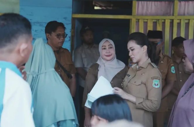 
 Gubernur Sherly Sentuh Hati Warga Guraping, Rumah Papan Abjan Dibangun Jadi Beton
