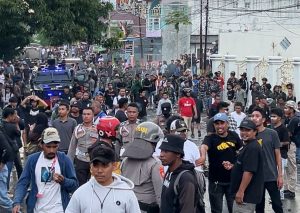 Ricuh di DPRD Ternate, Polisi Amankan 16 Demonstran
