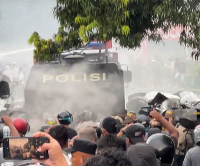
 Demo Mahasiswa di DPRD Ternate Ricuh, Polisi Tembakkan Gas Air Mata