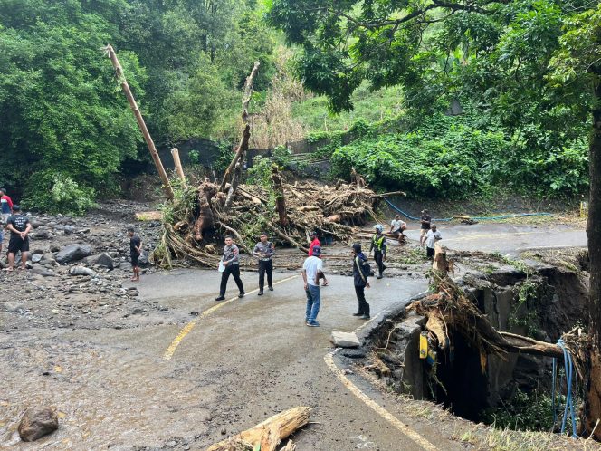 
 Sehari Pasca Banjir, Akses Taduma–Togafo Masih Lumpuh Tanpa Alat Berat