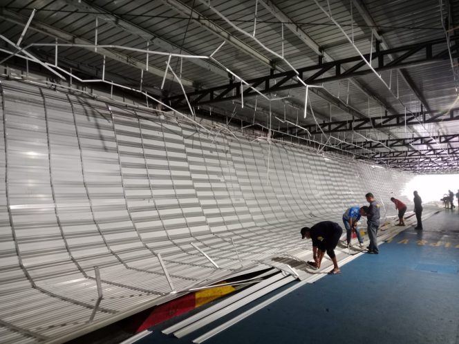 
 Breaking News: Plafon Terminal Bandara Babullah Ternate Roboh, Penumpang Selamat