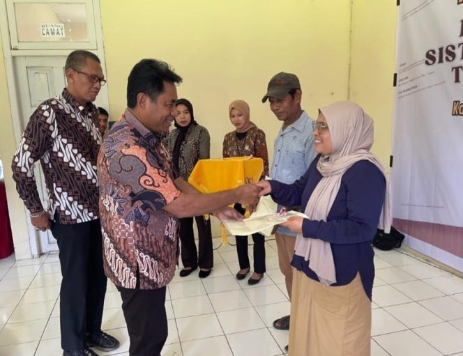 
 Bupati Haltim Serahkan Sertifikat PTSL ke Warga Tiga Desa