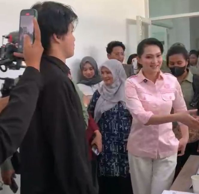 
 Gubernur Sherly Tjoanda Laos Tinjau Operasi Katarak Gratis di RSUD Chasan Boesoirie
