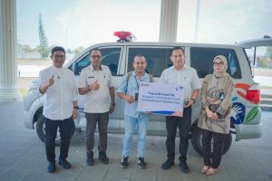 BRI Serahkan Satu Unit Mobil Ambulans untuk Pemkab Halmahera Timur