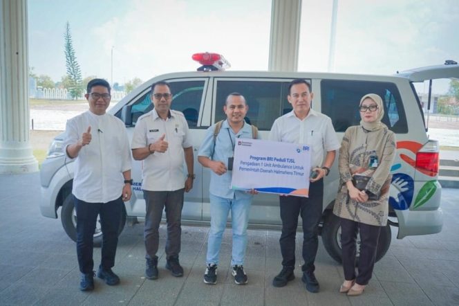 
 BRI Serahkan Satu Unit Mobil Ambulans untuk Pemkab Halmahera Timur