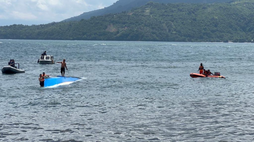 Longboat Terbalik di Tengah Ombak, Dua Nelayan Bastiong Diselamatkan Tim SAR