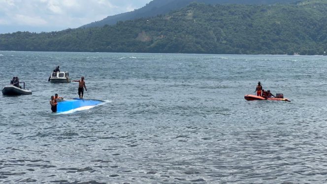 
 Longboat Terbalik di Tengah Ombak, Dua Nelayan Bastiong Diselamatkan Tim SAR