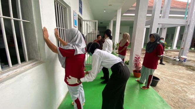 
 Kalapas Perempuan Ternate Pimpin Penggeledahan Blok Hunian, Pastikan Lapas Aman dari Barang Terlarang