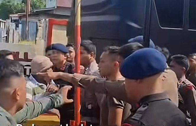 
 Warga Geruduk Markas Brimob Jambula, Polisi Pastikan Tak Ada Kekerasan