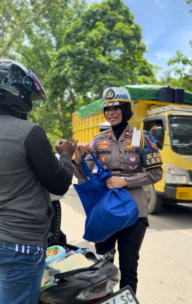 
 Hari ke-3 Operasi Zebra, Sat Lantas Halteng Bagikan Sembako untuk Pengendara Tertib