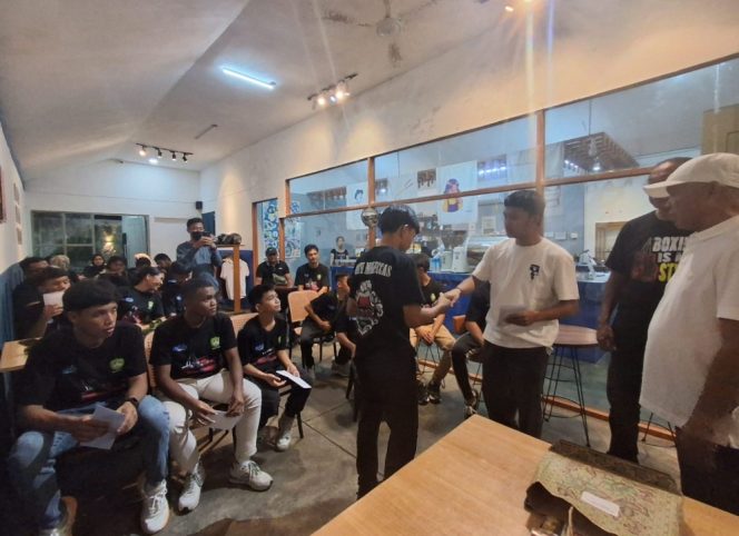 
 Dari Ring ke Ruang Kelas: Wujud Nyata Perhatian Wakil Walikota Ternate Bagi Sang Juara Tinju   