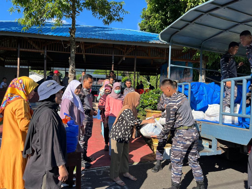 Lanal Ternate & Pemprov Malut Salurkan 1.000 Paket Sembako Lewat Gebyar Pasar Murah Nataru 2026