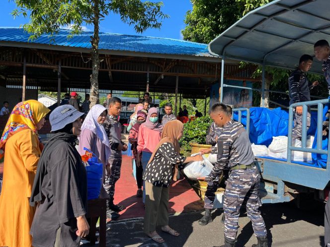 
 Lanal Ternate & Pemprov Malut Salurkan 1.000 Paket Sembako Lewat Gebyar Pasar Murah Nataru 2026