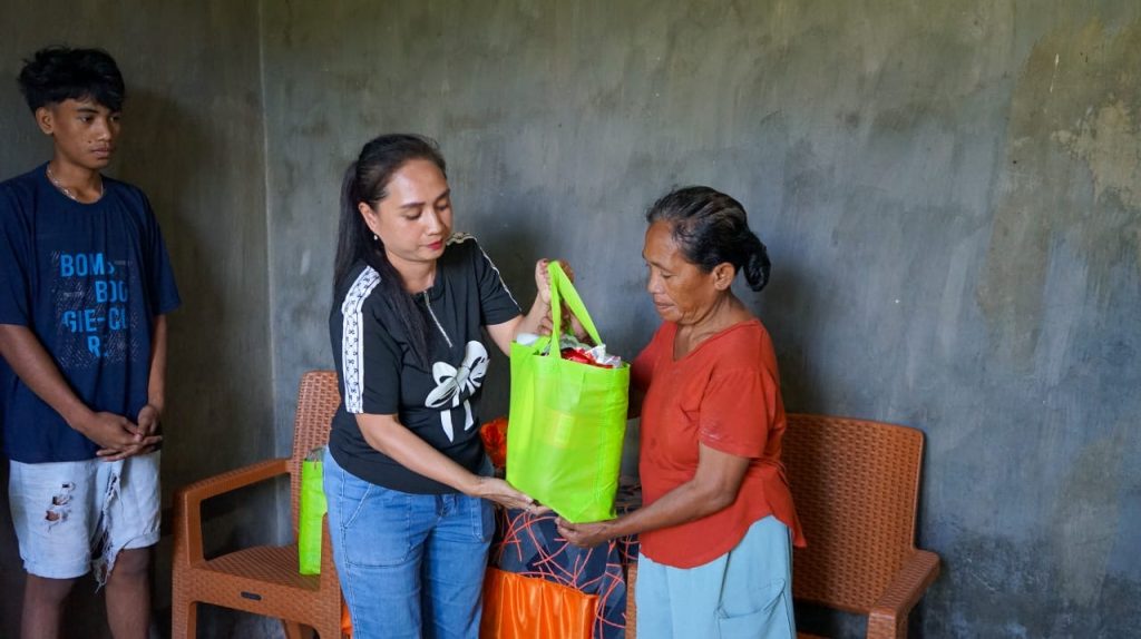 Sambut Natal, Forkaloka NHM Salurkan 61 Paket Sembako untuk Warga Kao dan Dim-dim