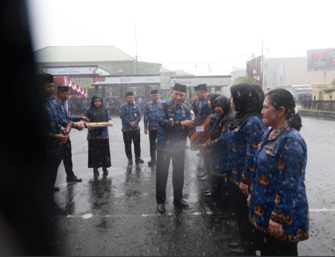 
 Hujan Deras Tak Surutkan Semangat ASN dan PPPK Ternate dalam Peringatan HUT Korpri ke-54 dan Hari Jadi Kota