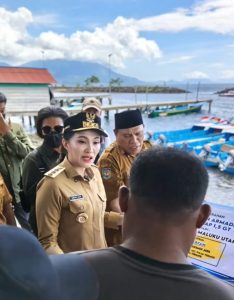 Gubernur Sherly Serahkan 10 Kapal Tangkap kepada Nelayan Jambula dan Siapkan Program Infrastruktur dan KUR