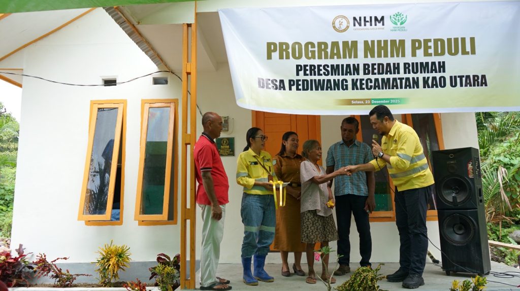 Hadiah Natal Penuh Haru: NHM Peduli Serahkan Rumah Layak Huni untuk Nenek Yuli di Pediwang