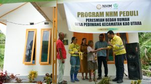 Hadiah Natal Penuh Haru: NHM Peduli Serahkan Rumah Layak Huni untuk Nenek Yuli di Pediwang