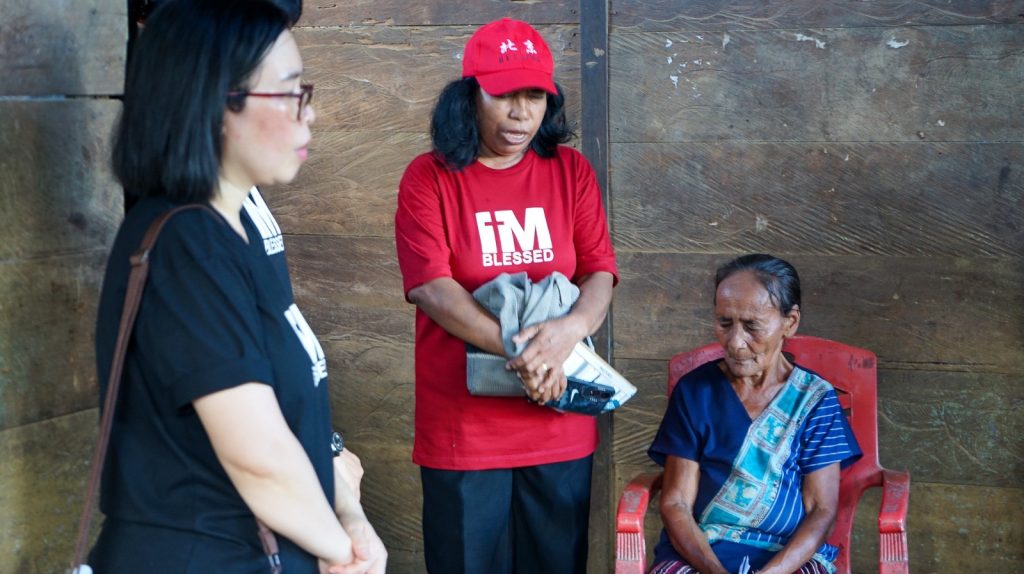 POG Gosowong Bagikan Bantuan Natal untuk Janda, Duda, dan Lansia di Halmahera Utara