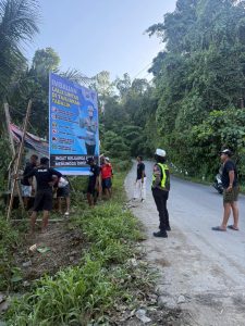 Rawan Laka, Satlantas Polres Halteng Pasang Imbauan Keselamatan di Tanjakan Tabalik
