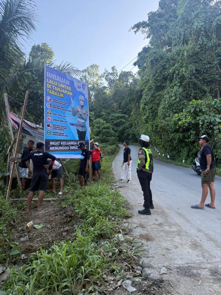 Rawan Laka, Satlantas Polres Halteng Pasang Imbauan Keselamatan di Tanjakan Tabalik