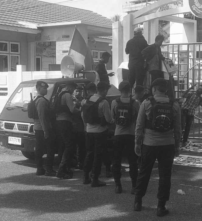 
 Aksi FPAKI-Malut: Kasus Rumdis Rp2,8 Miliar Mandek 7 Tahun, Kejati Diminta Turun Tangan