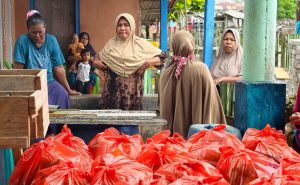 Berkah Ganda Ramadan di Soligi: Sembako Setengah Harga, Modal Usaha untuk Warga