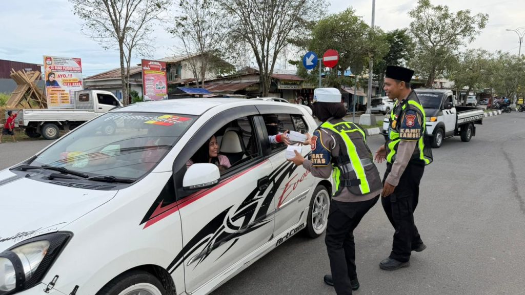Satlantas Polres Halteng Berbagi Takjil dan Edukasi Tertib Lalu Lintas di Hari Pertama Ramadan