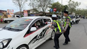 Satlantas Polres Halteng Berbagi Takjil dan Edukasi Tertib Lalu Lintas di Hari Pertama Ramadan