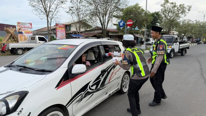 
 Satlantas Polres Halteng Berbagi Takjil dan Edukasi Tertib Lalu Lintas di Hari Pertama Ramadan