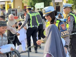 Satlantas Halteng dan PAUD Wahdah Islamiyah Berbagi Takjil, Edukasi Keselamatan Sekaligus