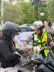 Ramadan Penuh Kepedulian, Satlantas Halteng Turun ke Jalan Berbagi Takjil dan Edukasi Keselamatan