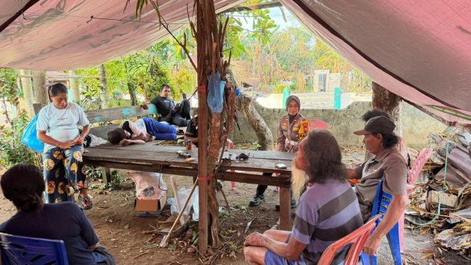 
 Polwan Polres Halteng Lakukan Trauma Healing Door to Door di Sibenpopo, Pulihkan Mental Warga Pascakonflik