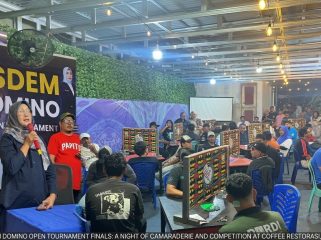 zKetua DPW NasDem, Husni Bopeng saat membuak Open Tournament Domino