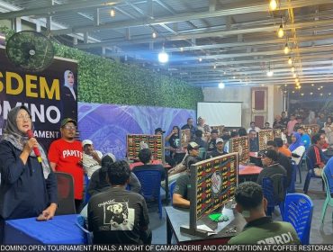 zKetua DPW NasDem, Husni Bopeng saat membuak Open Tournament Domino