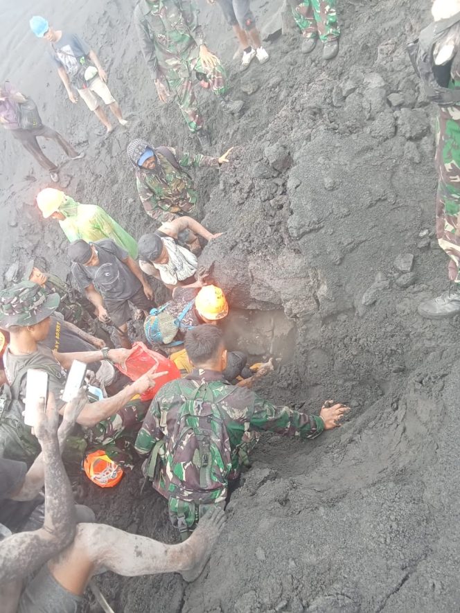 
 Di Tengah Erupsi Dukono, Evakuasi Dua Korban Penuh Resiko