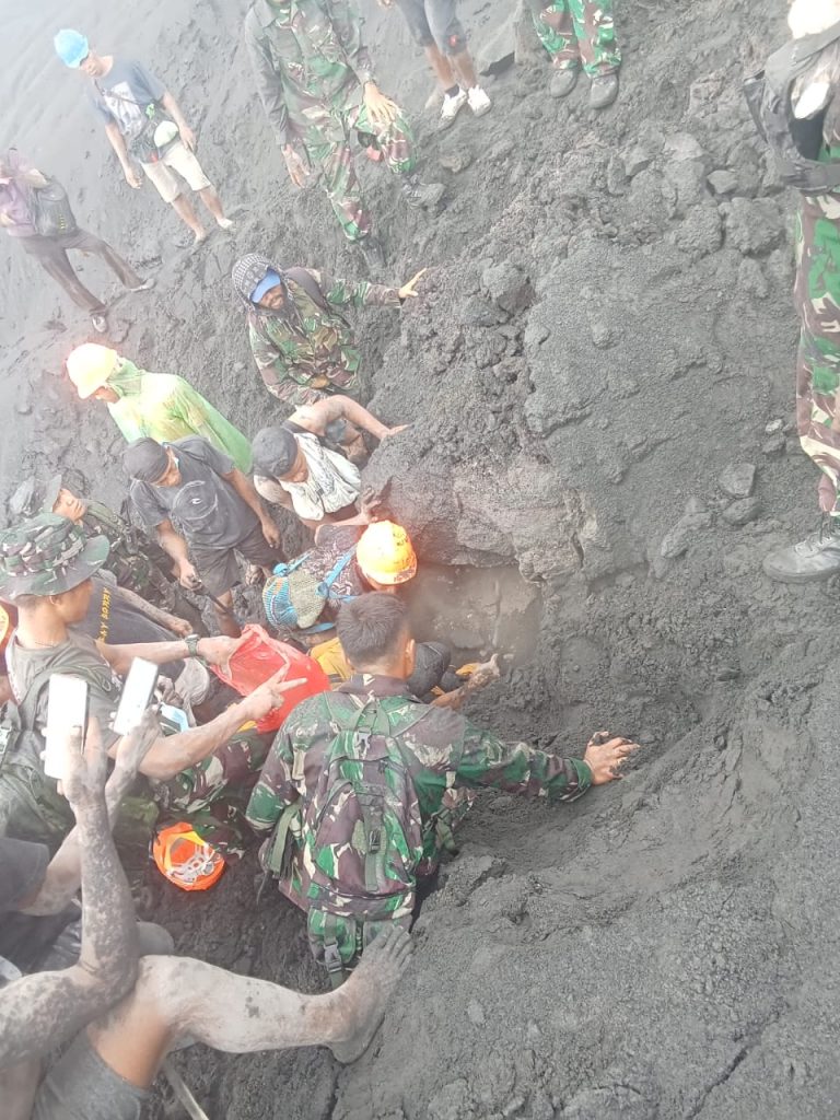 Di Tengah Erupsi Dukono, Evakuasi Dua Korban Penuh Resiko