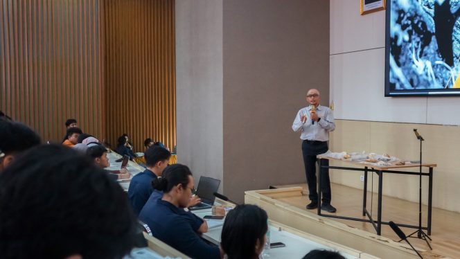 
 Ketika Batu dari Gosowong Sampai ke Kampus: Cara NHM Mendekatkan Dunia Tambang dengan Mahasiswa