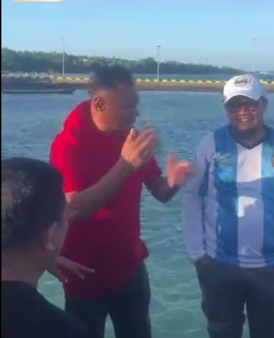 Argentina Kalah, Ayah Erik Tepati Janji: Pimpin Suporter Berendam di Laut
