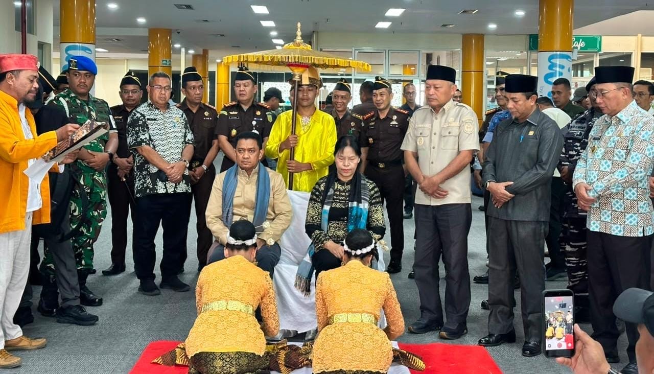 Melchisedek Tacoy Tiba di Ternate, Awali Tugas sebagai Kajati Maluku Utara dengan Prosesi Joko Kaha