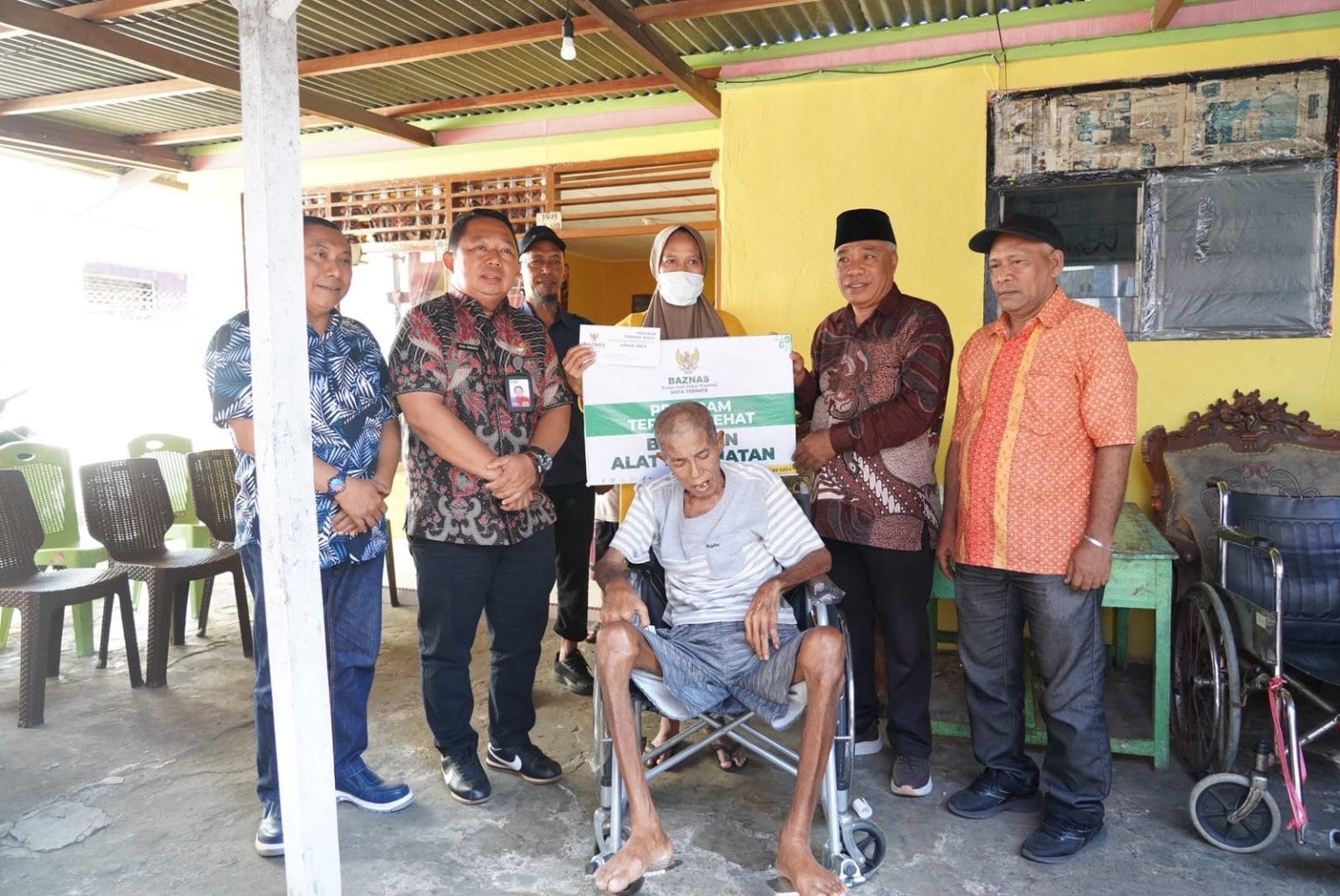 Sekda Ternate Serahkan Kursi Roda untuk Aswan, Baznas Siapkan Bantuan Modal Usaha
