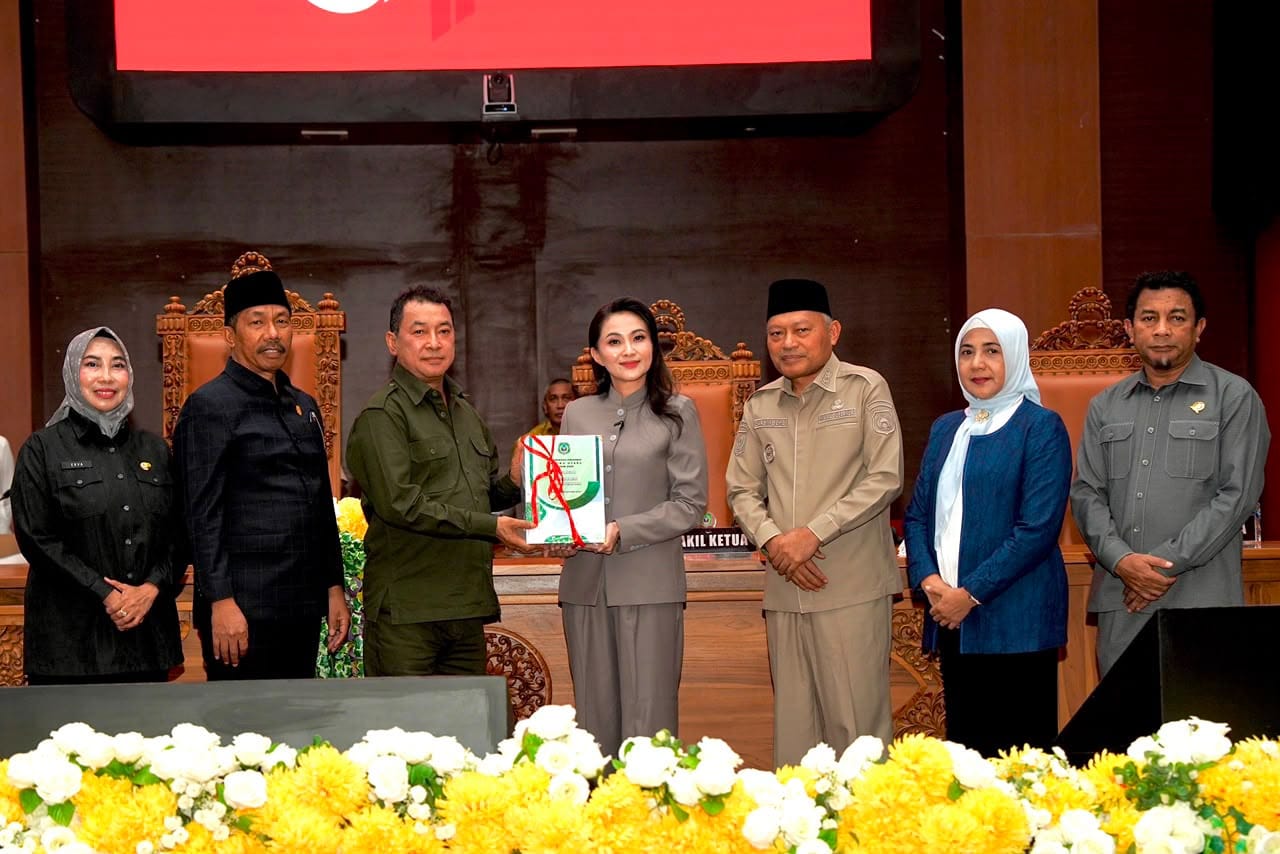 Pendapatan Malut Diproyeksi Naik 22 Persen, Gubernur Serahkan KUA-PPAS 2027 ke DPRD