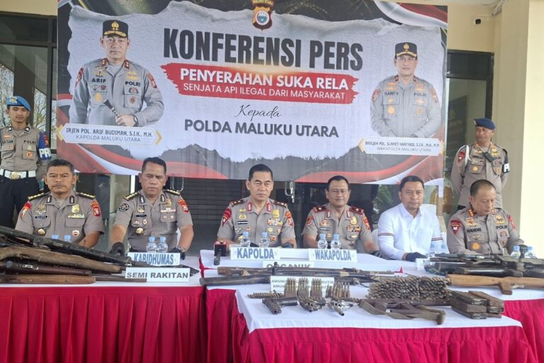 Kesadaran Kedamaian Menguat, Warga Serahkan 32 Senjata Ilegal dan 358 Butir Amunisi ke Polda Malut