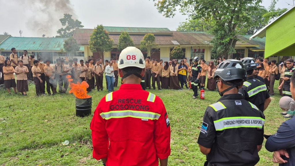 Siswa SMAN 1 Mimika Belajar Hadapi Kebakaran, ERT NHM Ajarkan Penggunaan APAR
